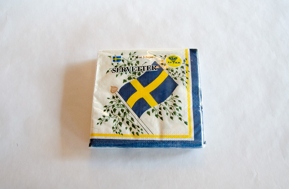 Cocktail napkins with large Swedish flag